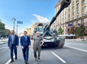 Грант Шеппс (посередині)