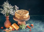 Во время недельного празднования принято печь блины, очень много блинов