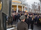 Президент Украины с женой почтили память героев Крут в Киеве