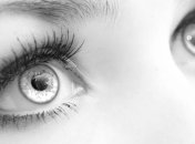 Маска из сока алоэ и огурца поможет от отеков под глазами