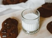 Хоч у молока багато корисних властивостей, зловживати ним не варто