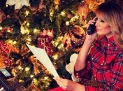 На фоне рождественской ели: Мелания Трамп в клетчатой рубашке покорила поклонников (фото)