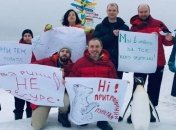 "Животные - не ресурс!": в Антарктиде украинцы провели марш за права животных (Фото)