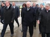 "Это же Освенцим!": Лукашенко уволил губернатора за грязный коровник  