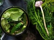 Получаются вкусными и хрустящими: топ-3 рецепта маринованных огурцов