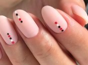 Маникюр 2020: стильный матовый нюд с тонкими линиями (Фото)