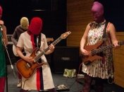 Десяток зарубежных звезд поддержали Pussy Riot в новом клипе  