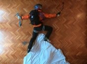 Лыжник в комнате покорил вершину горы (Видео)