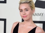 Майли Сайрус обезумела: звезда печатает доллары со своим изображением. Фото