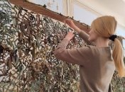 Девушка плетет маскировочную сетку