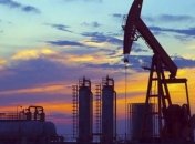 Нефть снова дешевеет на данных о неожиданном росте запасов в США