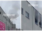 З вікон ТРЦ валить чорний дим