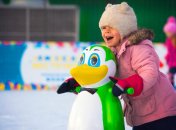 Новогодняя ярмарка перед НСК «Олимпийский» трансформируется в парк развлечений