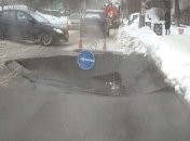 Посреди дороги провал 2,5 метра в глубину: в Киеве "устал" 60-летний коллектор (фото и видео)