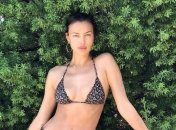 Ирина Шейк похвасталась фигурой в крошечном бикини