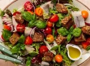 Страва для любителів свіжих овочів та риби