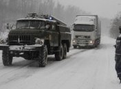 Спасатели помогают водителям во время снегопада (Видео) 