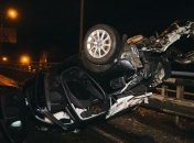 В Киеве иномарка проехала по отбойнику и перевернулась, водитель чудом выжил (Видео)