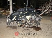 Обломки автомобиля пришлось собирать по всей дороге