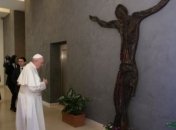 Папа Римский получил в подарок скульптуру в благодарность за помощь украинцам