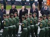 Владимир Путин (в центре), Садыр Джапаров (слева), Си Цзиньпин (2-й слева), Эмомали Рахмон (2-й справа), Сердар Бердымухамедов (2-й справа). Во втором ряду — Теодоро Обианг Нгема Мбасого (2-й справа) и Александар Вучич (справа).