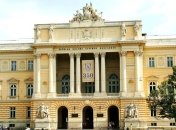 Студенты передали на АТО средства, вырученные на Венском балу