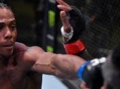 Непобедимый боец UFC забил ветерана ММА (видео)