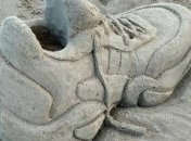 "Талантище!" Одесситка создала впечатляющую песочную скульптуру прямо на берегу моря (фото)