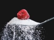 Ослабляет кости и ускоряет старение кожи: вредные свойства сахара