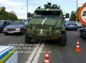 На проспекте Победы в Киеве броневик врезался в два автомобиля