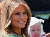 Роскошный весенний образ: Мелания Трамп предстала в элегантном зеленом платье 