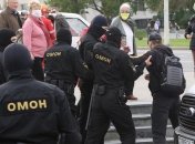 Заламали руки і тягли по землі: в мережу потрапило відео жорстокого затримання дівчинки-підлітка в Білорусі