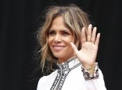 "Карантин. День 12": Холли Берри учит своего 6-летнего сына ходить на огромных каблуках (Видео)