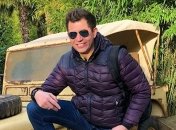 Машину украинского телеведущего Андрея Джеджулы забросали мусором