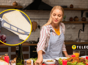 Ніж для сиру та дівчина на кухні