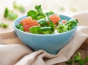 Салаты на Новый год: рецепт с лососем, грейпфрутом и домашним майонезом