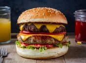 С этим бургером вы можете забыть о МакДональдсе (изображение создано с помощью ИИ)