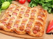 Простий у приготуванні пиріг "Сосиски в тісті"