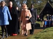 Платье миди-длины, пальто и милая шляпка: Елизавета II поразила публику образом