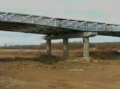 Недостроенный мост ''растаскивают'' местные жители  