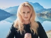 Эти отношения прошли свой путь: звезда фильма "Мошенницы" Ребел Уилсон снова холостячка 