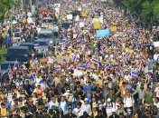 Число манифестантов на улицах Бангкока достигло 100 тысяч человек