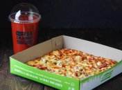 Пицца из буфета и томатный сок