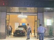 В США мужчина на автомобиле протаранил Trump Plaza , есть пострадавшие(видео)