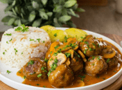 Тефтелі у вершково-томатному соусі з грибами