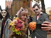 На Хелловін люди вбираються у незвичайні костюми і роблять страшний грим