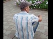 "Борец со "злом": под Одессой пьяный "приднестровец" разбил окно магазина, продающего алкоголь (видео)