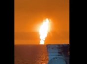 Пламя видно за многие километры: жители Баку наблюдают мощный взрыв и пожар в Каспийском море (видео)