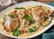 Курка зі шпинатом у вершковому соусі виходить дуже м'якою, просоченою соками