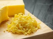 Прості способи, як дрібно натерти сир навіть без терки, існують
